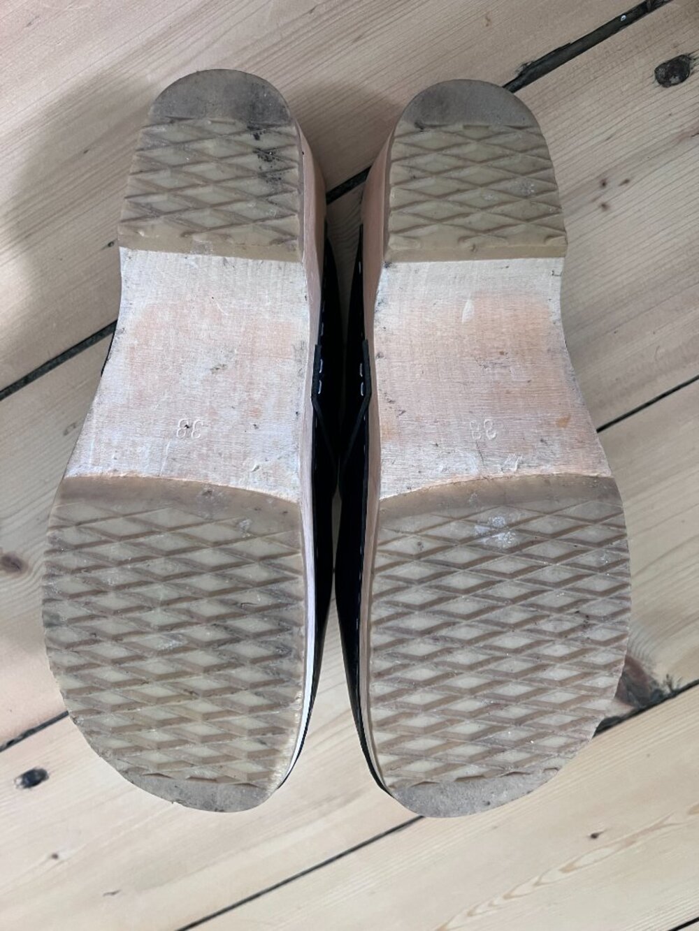 Swedish Hasbeens Black Leather Clogs - Picture 6 of 11